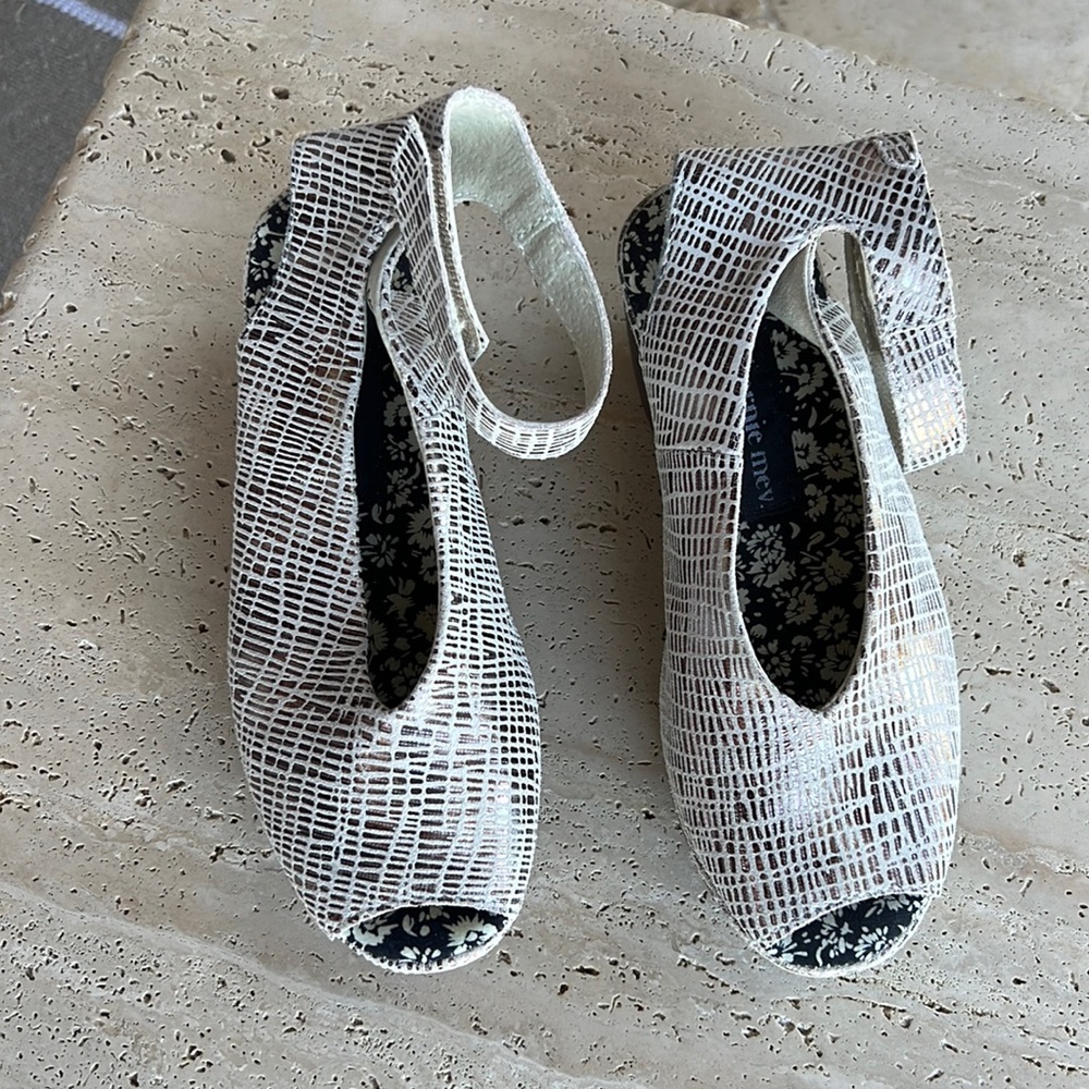 New! Never worn Bernie Mev wedges